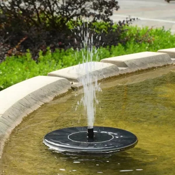 AquaBloom™ – Stilren Solcellsdriven Flytande Vattenfontänpump
